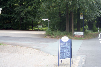 Einfahrt Hotel zum Waldfrieden